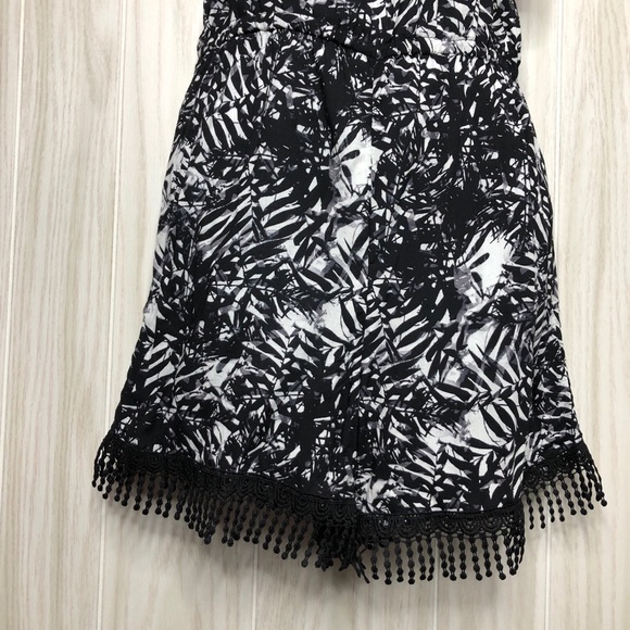 SHOSHO Leaves Print Romper - Picture 2 of 4